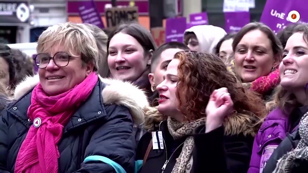 Miles de personas marchan en Francia para condenar la violencia contra las mujeres