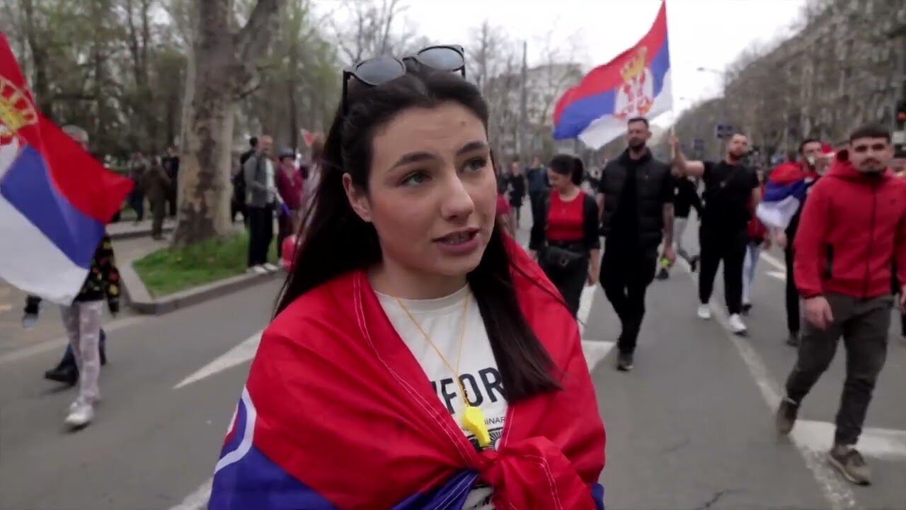 Manifestantes inundan Belgrado en una gran manifestación antigubernamental